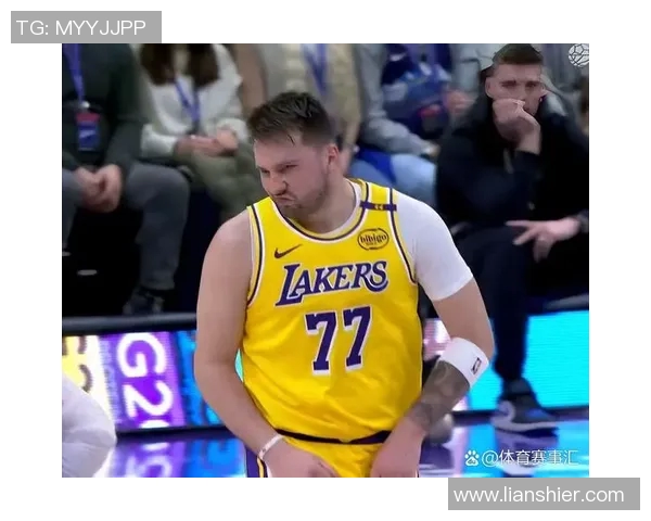 篮球明星搞笑瞬间篮球场上的奇葩表演让你捧腹大笑的趣味时刻